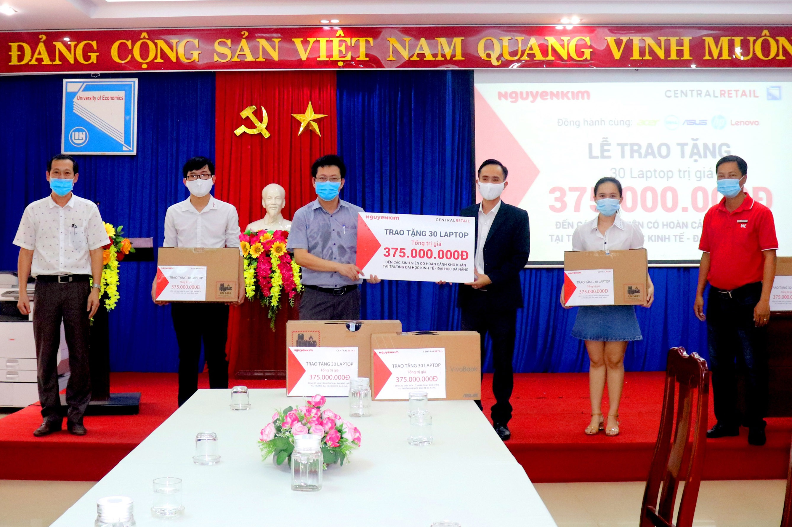 Trao tặng trang thiết bị hỗ trợ các bệnh viện tuyến đầu chống dịch tại Đà Nẵng, Quảng Nam